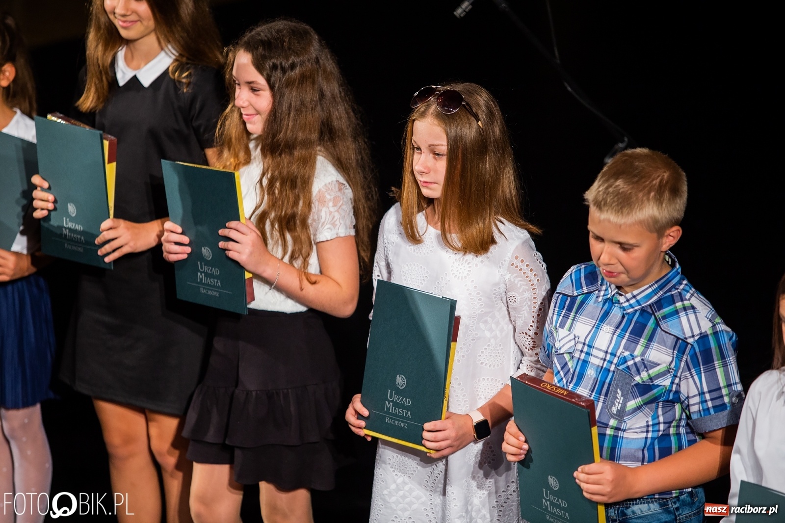 Zdjęcie w galerii na portalu naszraciborz.pl: Prymusi z Raciborza odebrali stypendia. Prezydent całował młode damy w dłoń [FOTO i WIDEO] wiadomości z regionu