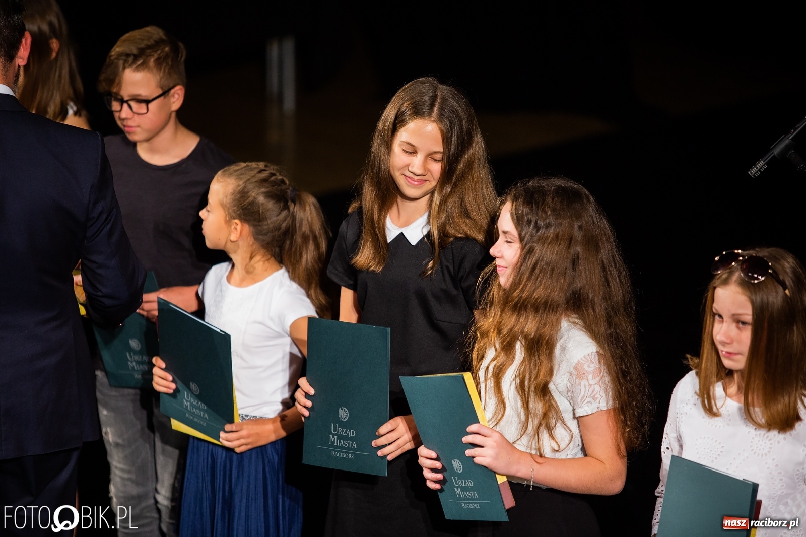 Zdjęcie w galerii na portalu naszraciborz.pl: Prymusi z Raciborza odebrali stypendia. Prezydent całował młode damy w dłoń [FOTO i WIDEO] wiadomości z regionu