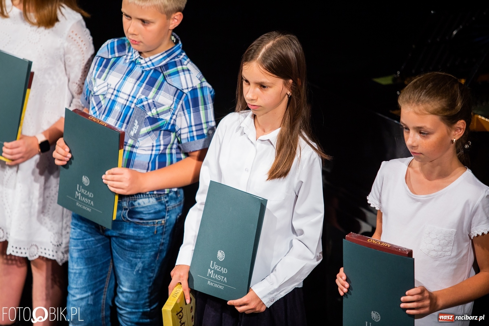 Zdjęcie w galerii na portalu naszraciborz.pl: Prymusi z Raciborza odebrali stypendia. Prezydent całował młode damy w dłoń [FOTO i WIDEO] wiadomości z regionu