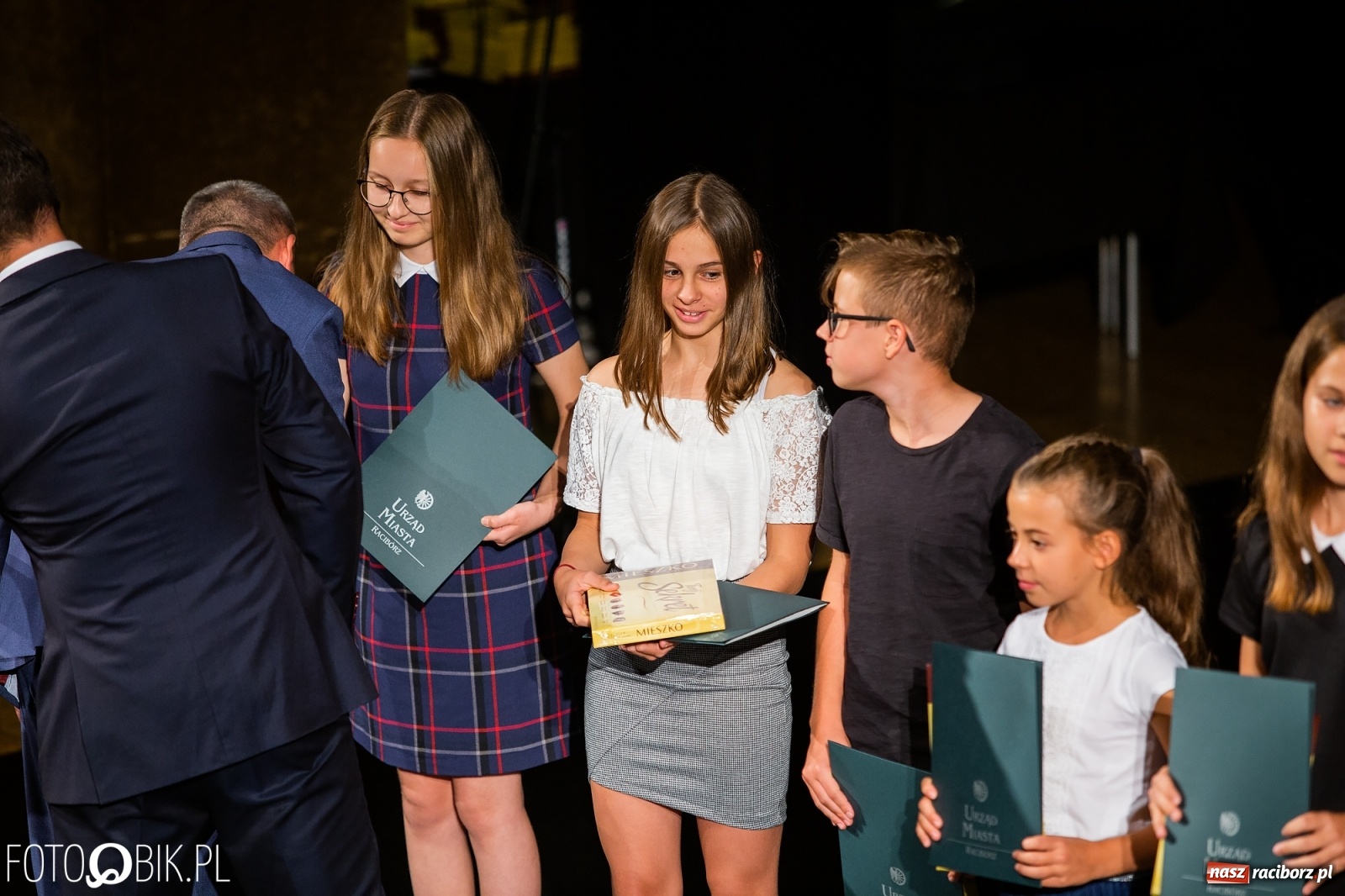 Zdjęcie w galerii na portalu naszraciborz.pl: Prymusi z Raciborza odebrali stypendia. Prezydent całował młode damy w dłoń [FOTO i WIDEO] wiadomości z regionu