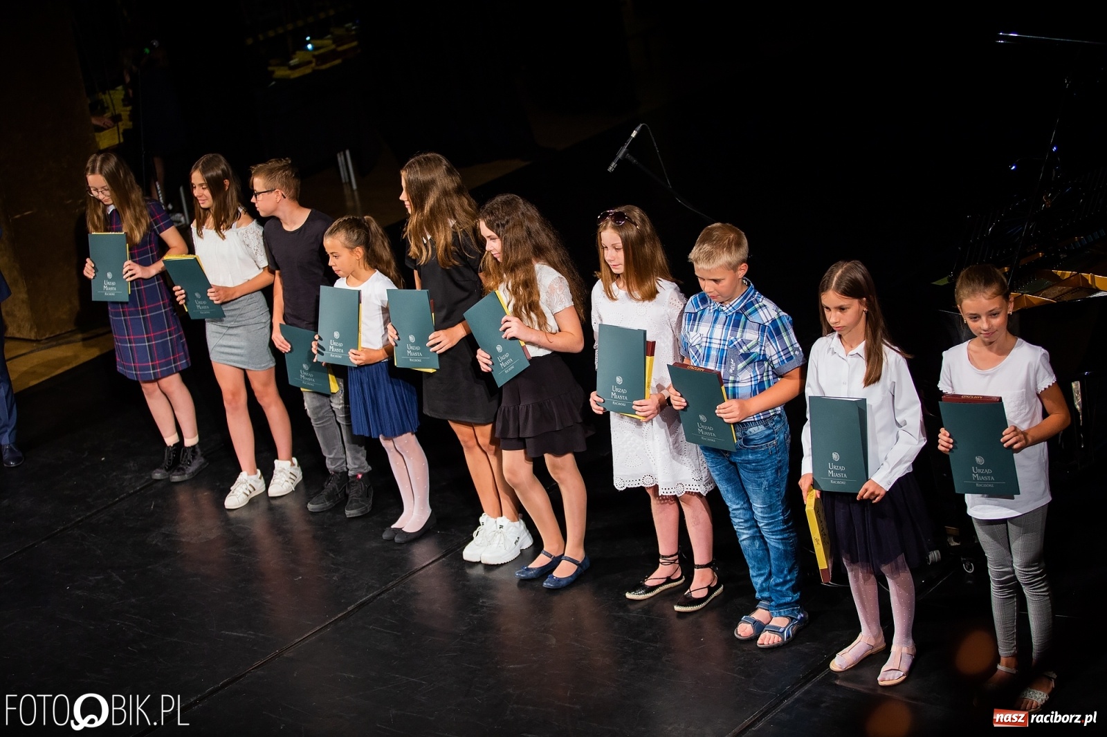 Zdjęcie w galerii na portalu naszraciborz.pl: Prymusi z Raciborza odebrali stypendia. Prezydent całował młode damy w dłoń [FOTO i WIDEO] wiadomości z regionu