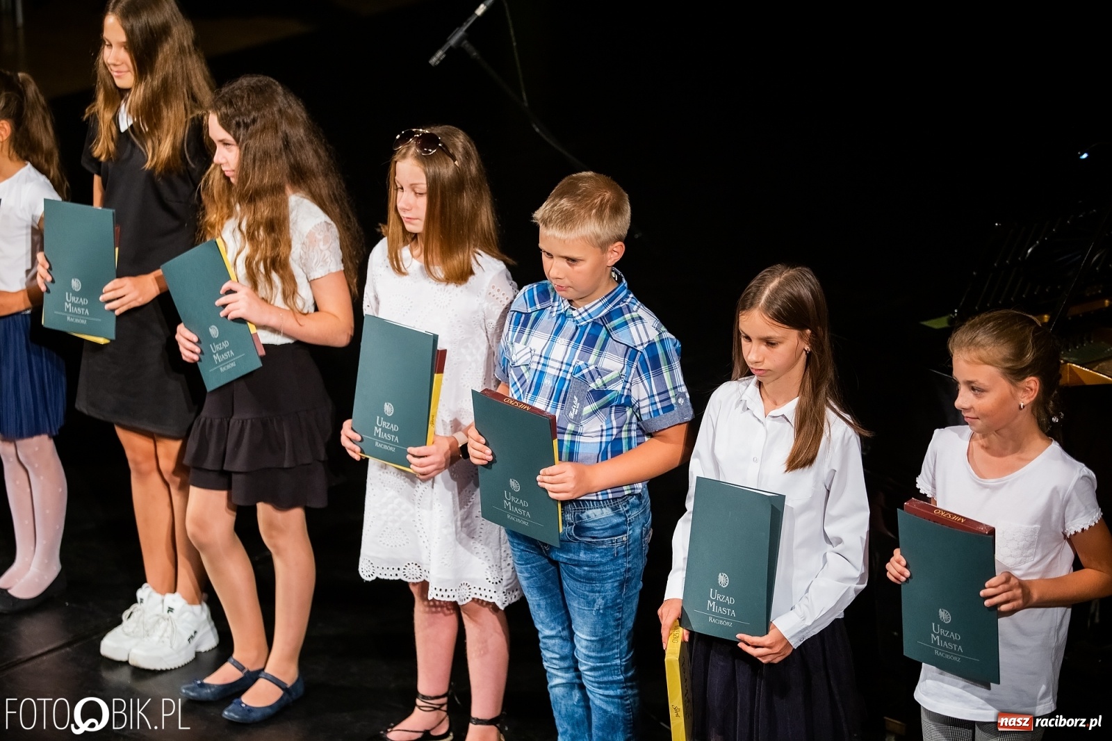 Zdjęcie w galerii na portalu naszraciborz.pl: Prymusi z Raciborza odebrali stypendia. Prezydent całował młode damy w dłoń [FOTO i WIDEO] wiadomości z regionu