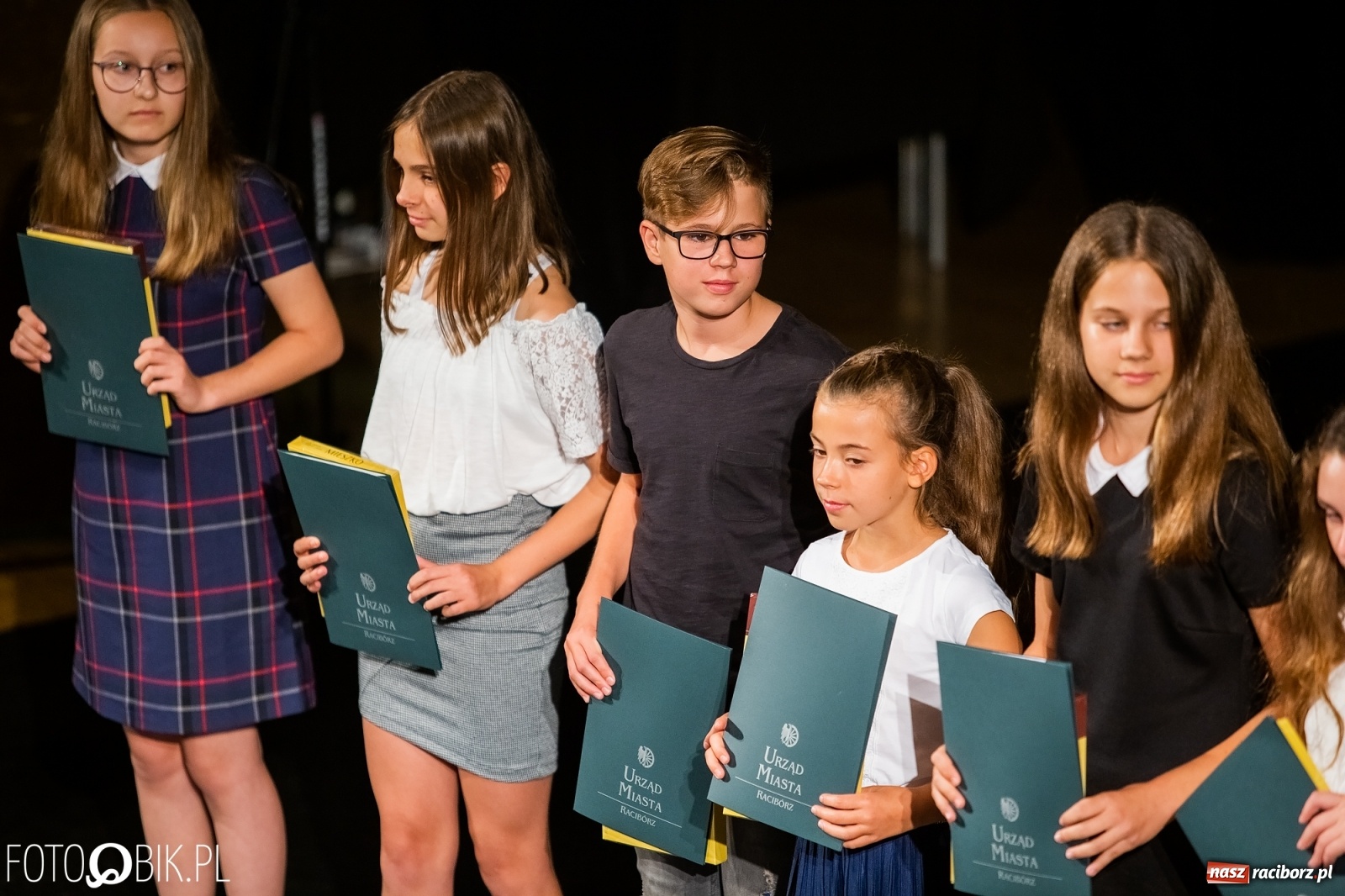 Zdjęcie w galerii na portalu naszraciborz.pl: Prymusi z Raciborza odebrali stypendia. Prezydent całował młode damy w dłoń [FOTO i WIDEO] wiadomości z regionu