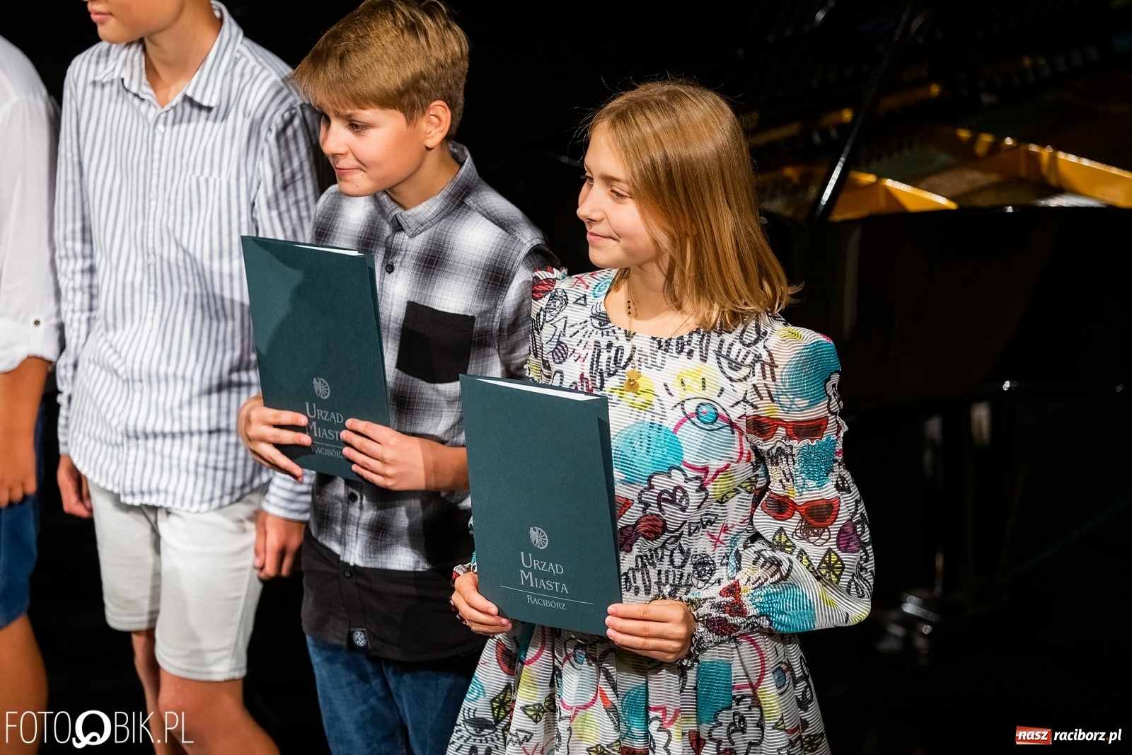 Zdjęcie w galerii na portalu naszraciborz.pl: Prymusi z Raciborza odebrali stypendia. Prezydent całował młode damy w dłoń [FOTO i WIDEO] wiadomości z regionu