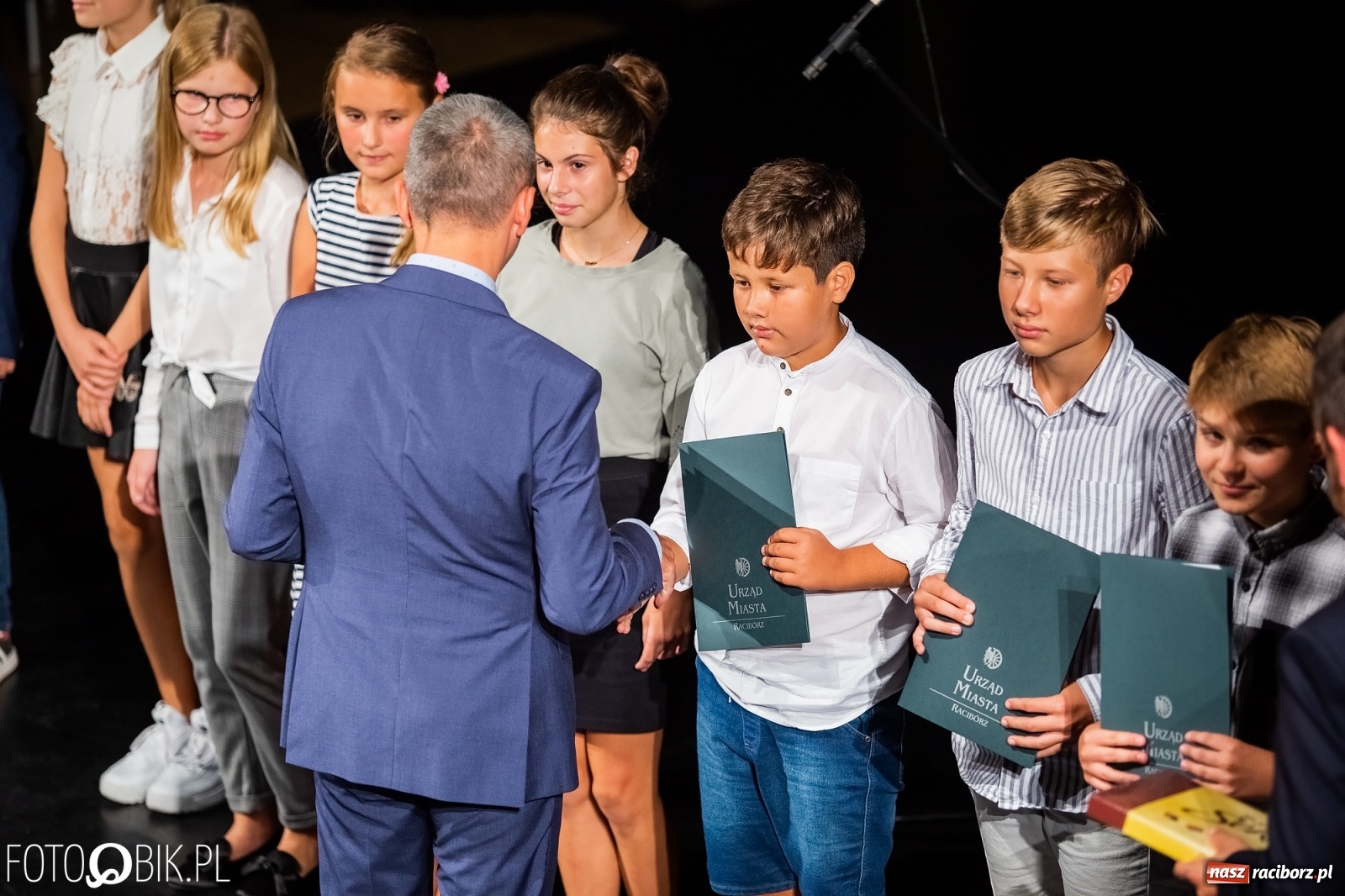 Zdjęcie w galerii na portalu naszraciborz.pl: Prymusi z Raciborza odebrali stypendia. Prezydent całował młode damy w dłoń [FOTO i WIDEO] wiadomości z regionu