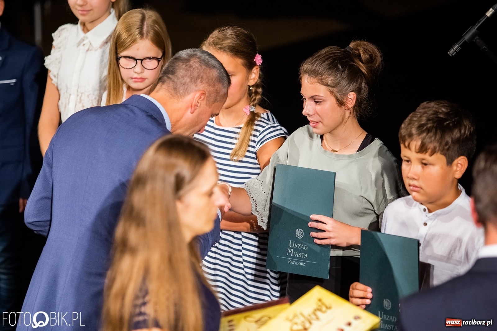Zdjęcie w galerii na portalu naszraciborz.pl: Prymusi z Raciborza odebrali stypendia. Prezydent całował młode damy w dłoń [FOTO i WIDEO] wiadomości z regionu
