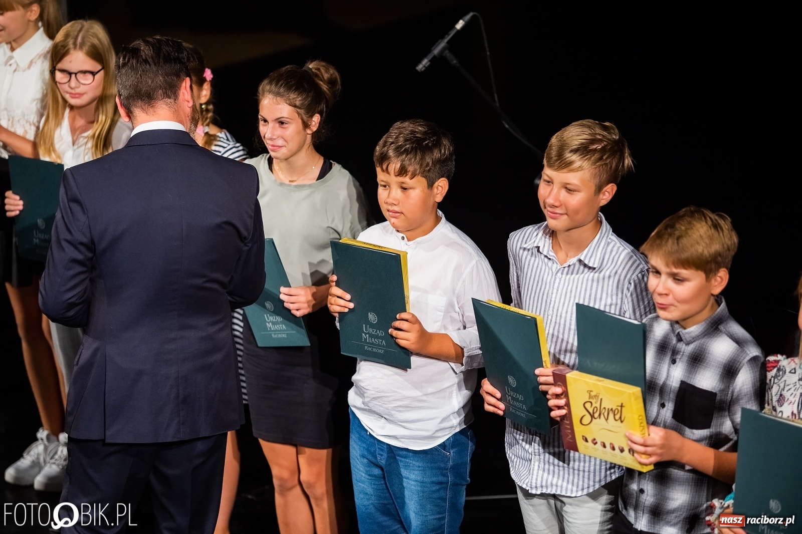 Zdjęcie w galerii na portalu naszraciborz.pl: Prymusi z Raciborza odebrali stypendia. Prezydent całował młode damy w dłoń [FOTO i WIDEO] wiadomości z regionu