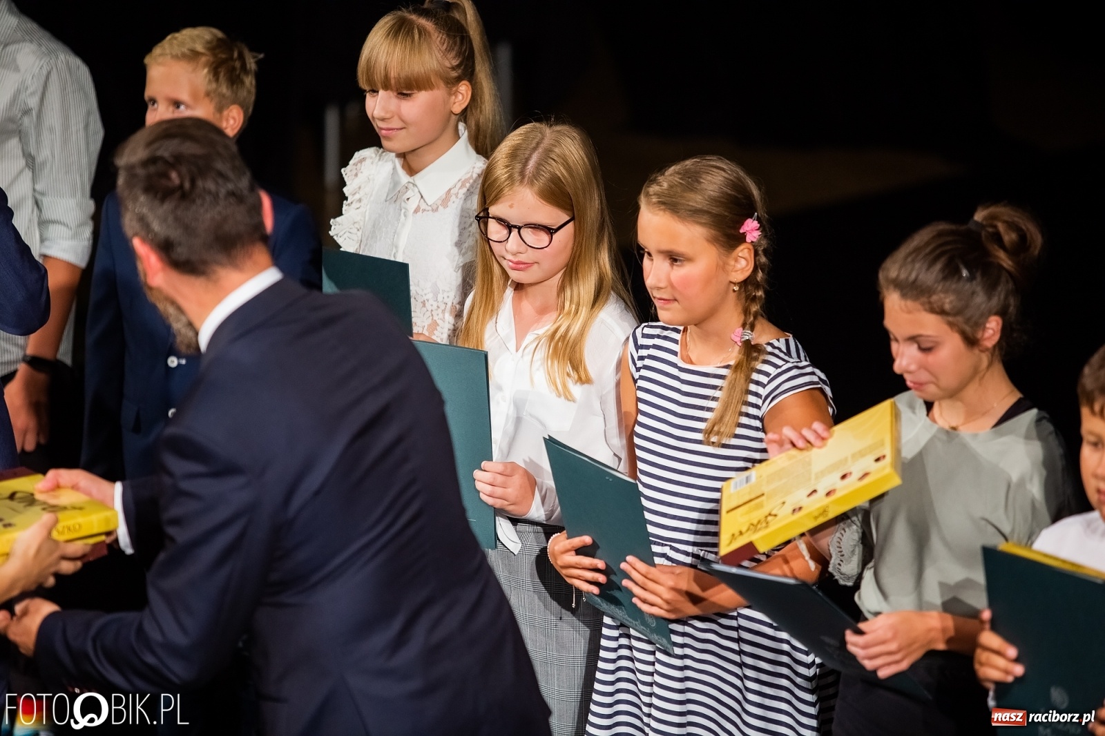 Zdjęcie w galerii na portalu naszraciborz.pl: Prymusi z Raciborza odebrali stypendia. Prezydent całował młode damy w dłoń [FOTO i WIDEO] wiadomości z regionu