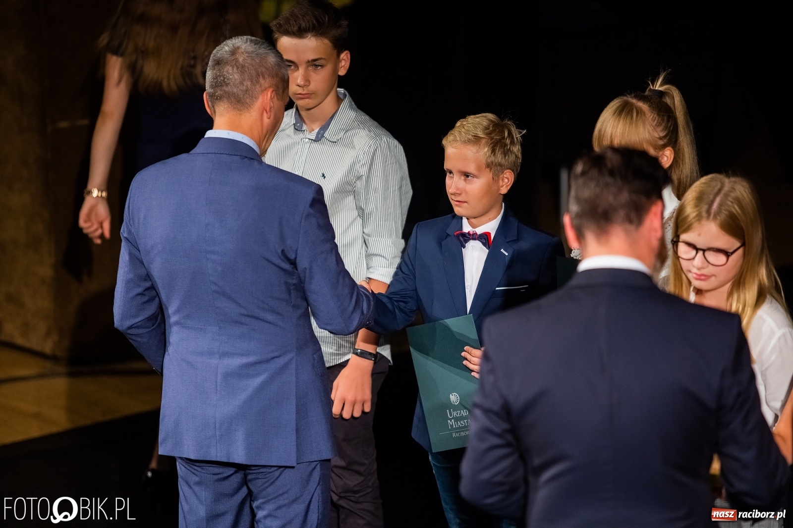 Zdjęcie w galerii na portalu naszraciborz.pl: Prymusi z Raciborza odebrali stypendia. Prezydent całował młode damy w dłoń [FOTO i WIDEO] wiadomości z regionu