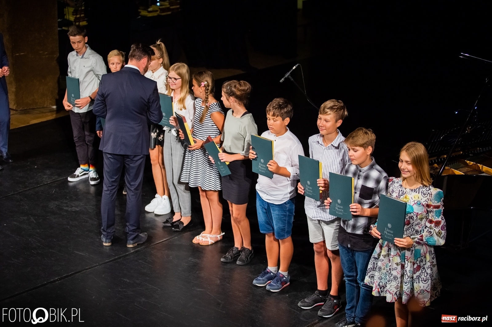 Zdjęcie w galerii na portalu naszraciborz.pl: Prymusi z Raciborza odebrali stypendia. Prezydent całował młode damy w dłoń [FOTO i WIDEO] wiadomości z regionu