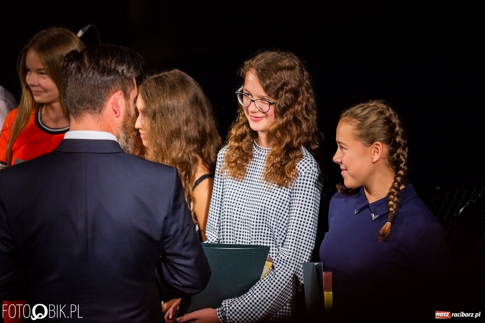 Zdjęcie w galerii na portalu naszraciborz.pl: Prymusi z Raciborza odebrali stypendia. Prezydent całował młode damy w dłoń [FOTO i WIDEO] wiadomości z regionu