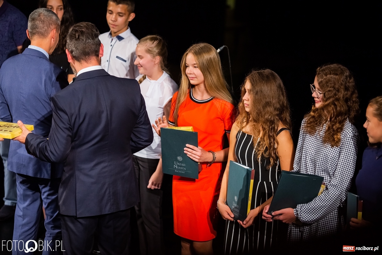 Zdjęcie w galerii na portalu naszraciborz.pl: Prymusi z Raciborza odebrali stypendia. Prezydent całował młode damy w dłoń [FOTO i WIDEO] wiadomości z regionu