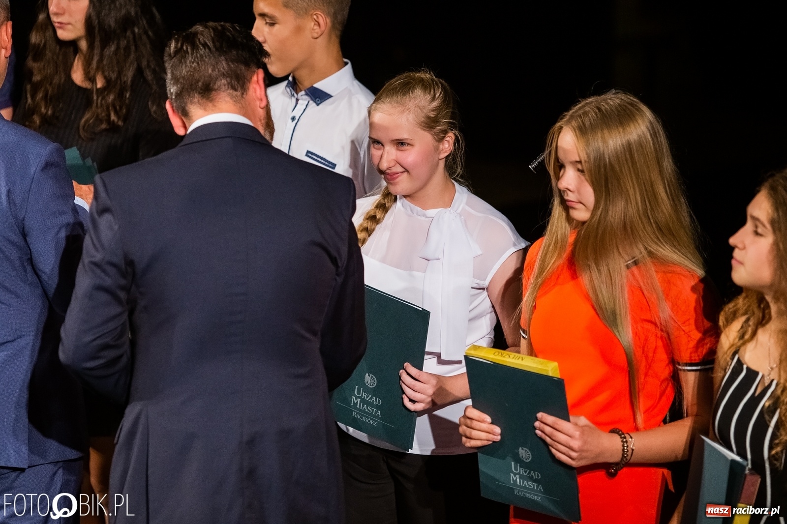 Zdjęcie w galerii na portalu naszraciborz.pl: Prymusi z Raciborza odebrali stypendia. Prezydent całował młode damy w dłoń [FOTO i WIDEO] wiadomości z regionu