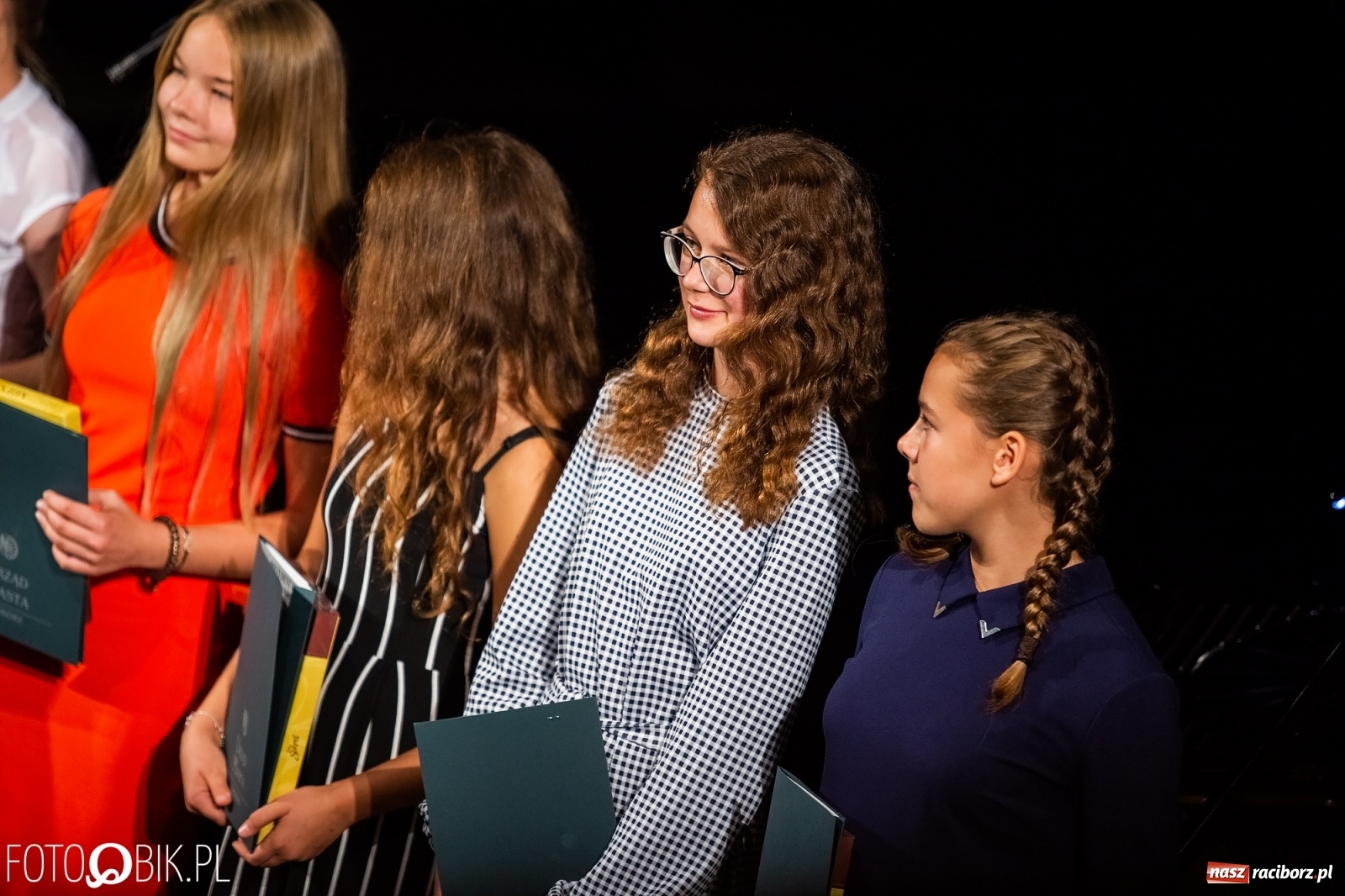 Zdjęcie w galerii na portalu naszraciborz.pl: Prymusi z Raciborza odebrali stypendia. Prezydent całował młode damy w dłoń [FOTO i WIDEO] wiadomości z regionu