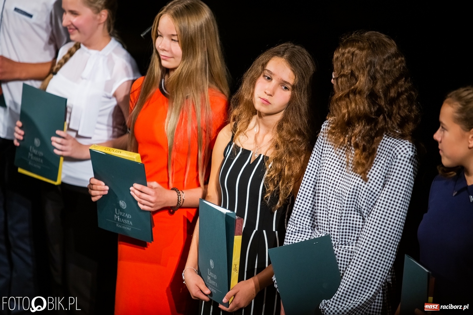 Zdjęcie w galerii na portalu naszraciborz.pl: Prymusi z Raciborza odebrali stypendia. Prezydent całował młode damy w dłoń [FOTO i WIDEO] wiadomości z regionu