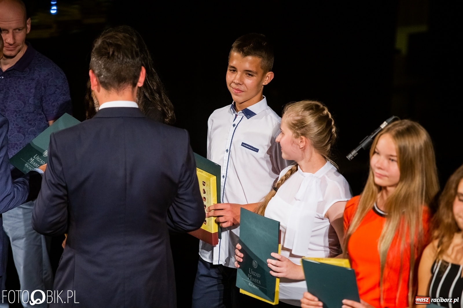 Zdjęcie w galerii na portalu naszraciborz.pl: Prymusi z Raciborza odebrali stypendia. Prezydent całował młode damy w dłoń [FOTO i WIDEO] wiadomości z regionu