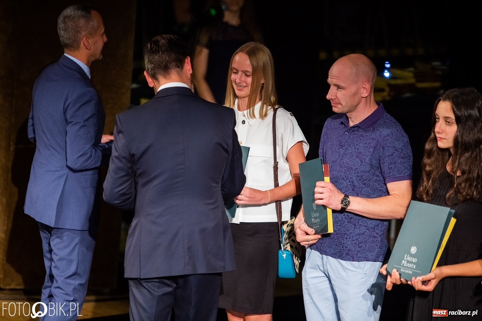 Zdjęcie w galerii na portalu naszraciborz.pl: Prymusi z Raciborza odebrali stypendia. Prezydent całował młode damy w dłoń [FOTO i WIDEO] wiadomości z regionu