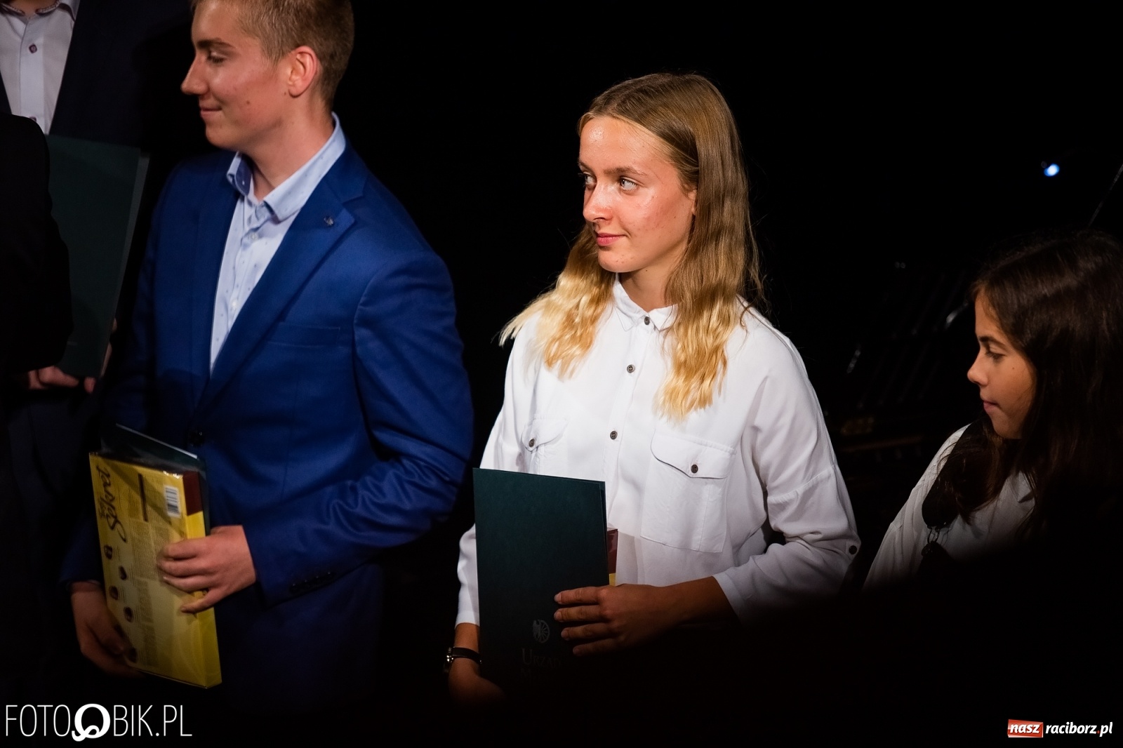 Zdjęcie w galerii na portalu naszraciborz.pl: Prymusi z Raciborza odebrali stypendia. Prezydent całował młode damy w dłoń [FOTO i WIDEO] wiadomości z regionu