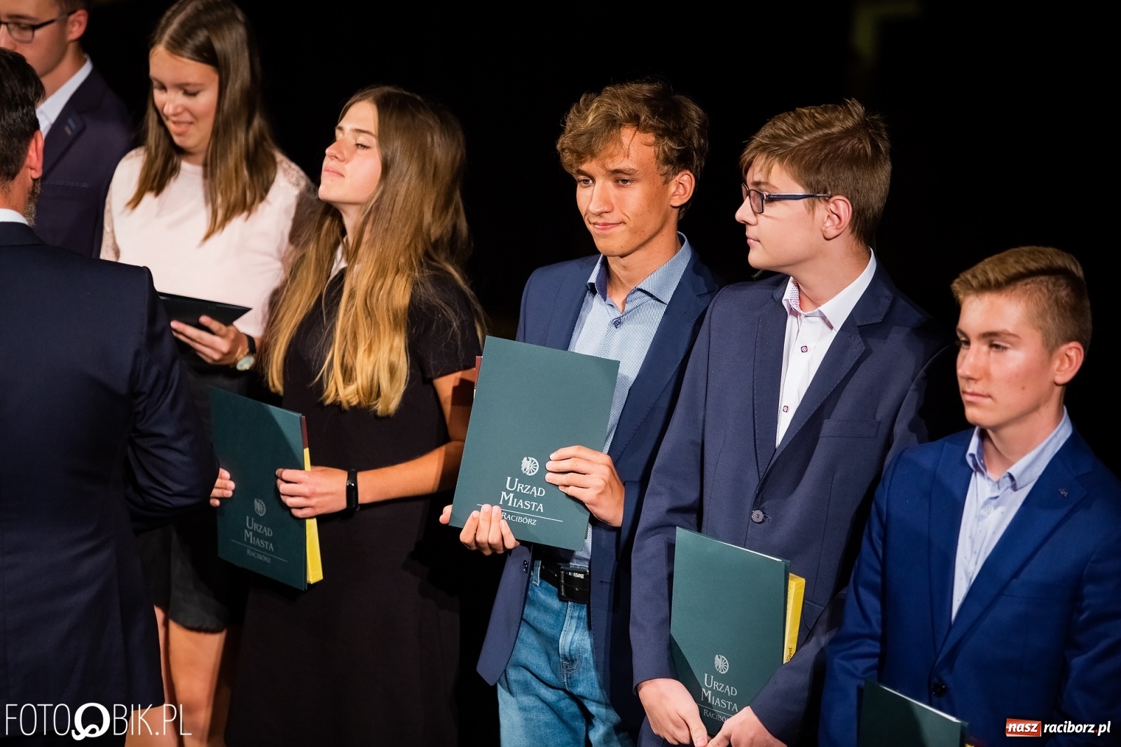 Zdjęcie w galerii na portalu naszraciborz.pl: Prymusi z Raciborza odebrali stypendia. Prezydent całował młode damy w dłoń [FOTO i WIDEO] wiadomości z regionu
