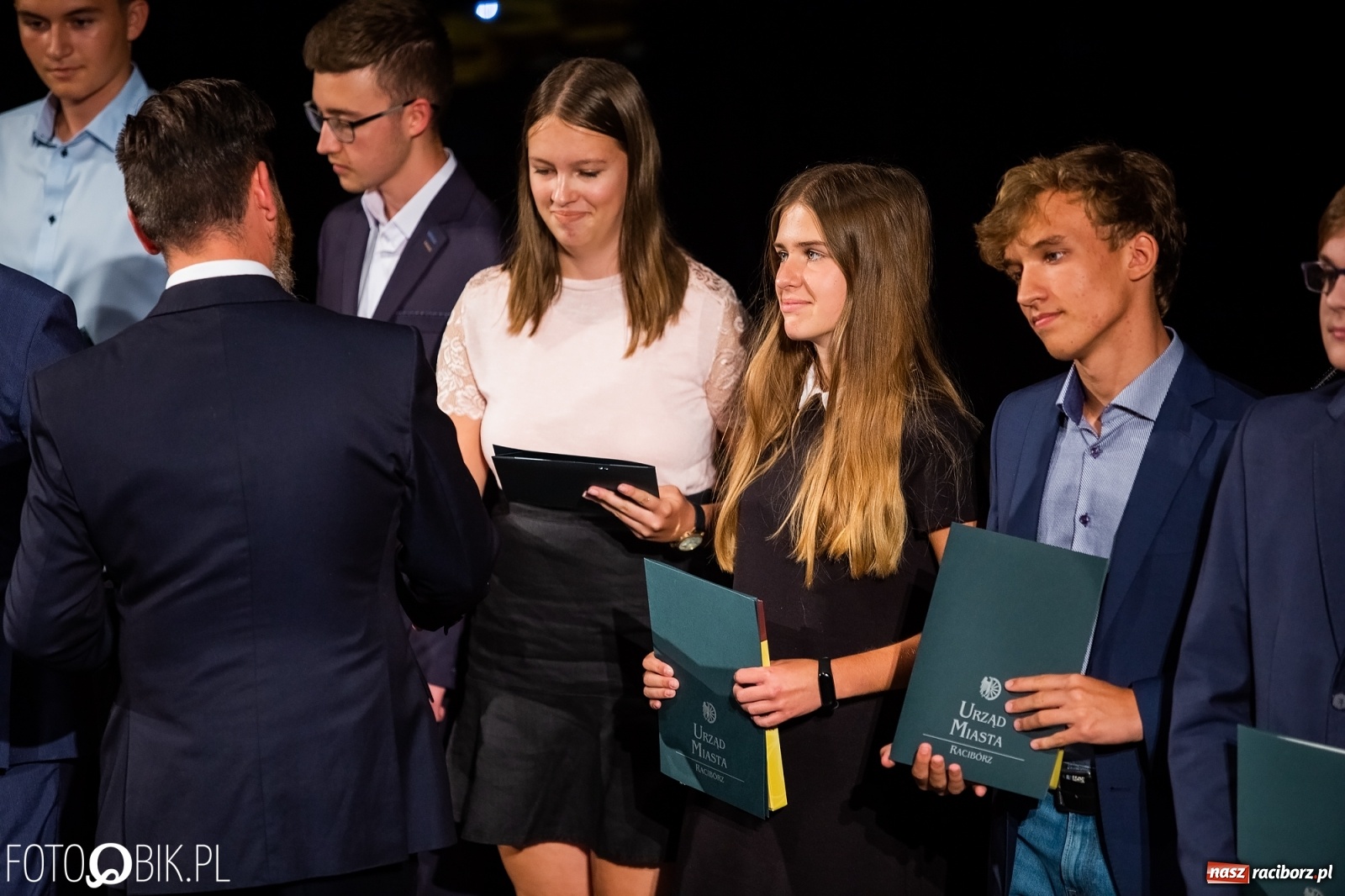 Zdjęcie w galerii na portalu naszraciborz.pl: Prymusi z Raciborza odebrali stypendia. Prezydent całował młode damy w dłoń [FOTO i WIDEO] wiadomości z regionu