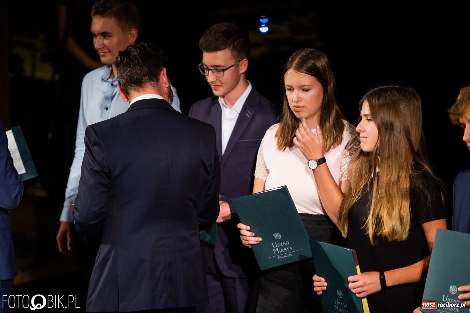 Zdjęcie w galerii na portalu naszraciborz.pl: Prymusi z Raciborza odebrali stypendia. Prezydent całował młode damy w dłoń [FOTO i WIDEO] wiadomości z regionu
