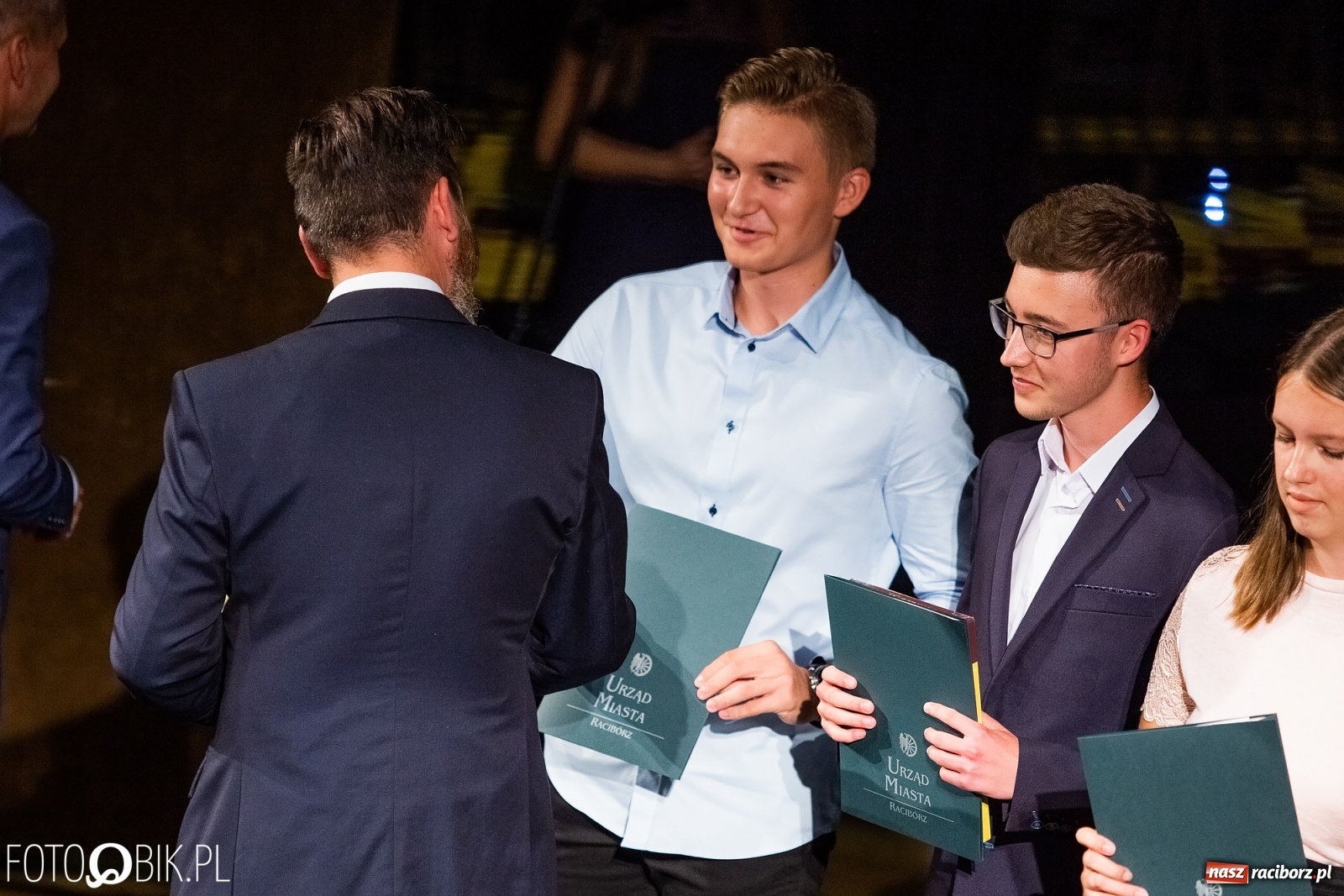Zdjęcie w galerii na portalu naszraciborz.pl: Prymusi z Raciborza odebrali stypendia. Prezydent całował młode damy w dłoń [FOTO i WIDEO] wiadomości z regionu