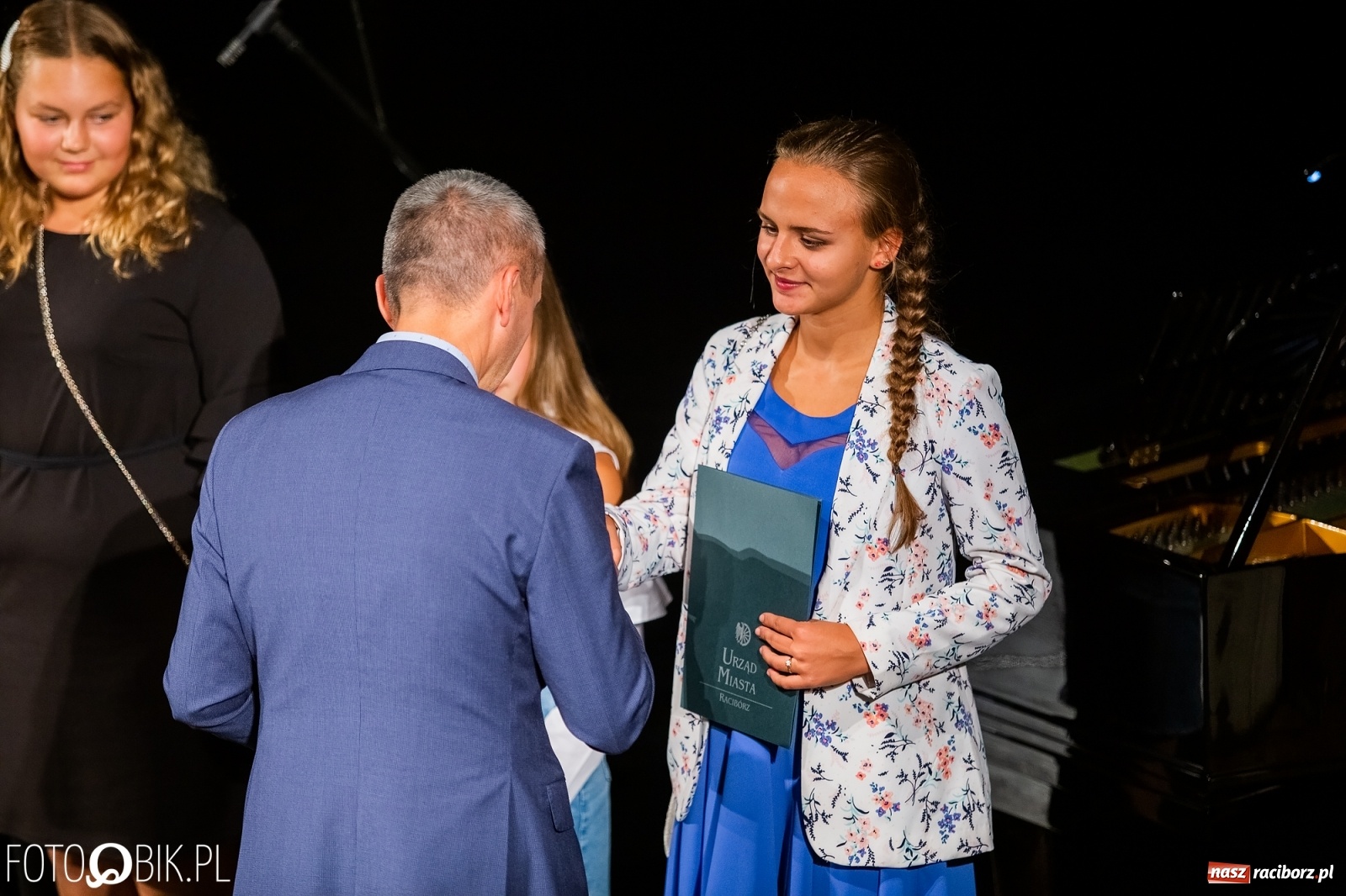 Zdjęcie w galerii na portalu naszraciborz.pl: Prymusi z Raciborza odebrali stypendia. Prezydent całował młode damy w dłoń [FOTO i WIDEO] wiadomości z regionu