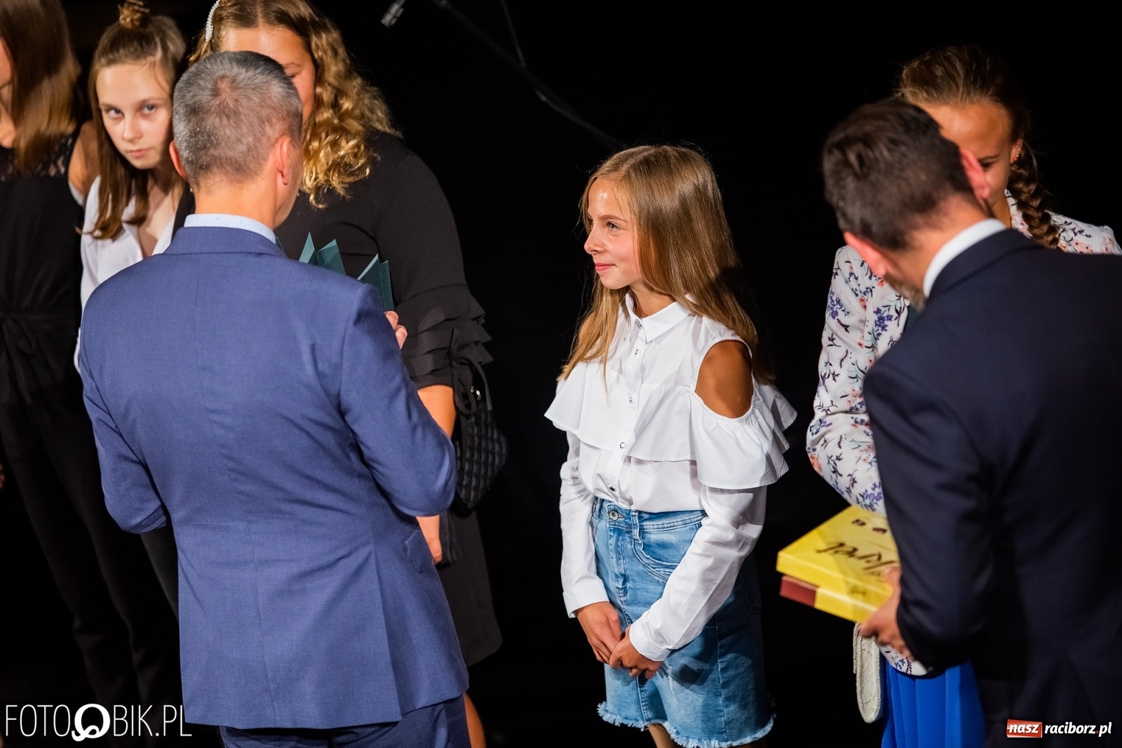 Zdjęcie w galerii na portalu naszraciborz.pl: Prymusi z Raciborza odebrali stypendia. Prezydent całował młode damy w dłoń [FOTO i WIDEO] wiadomości z regionu