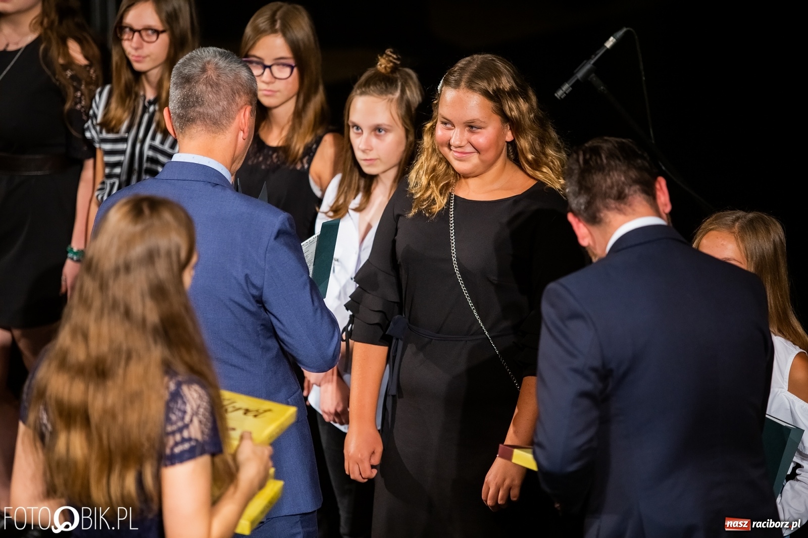Zdjęcie w galerii na portalu naszraciborz.pl: Prymusi z Raciborza odebrali stypendia. Prezydent całował młode damy w dłoń [FOTO i WIDEO] wiadomości z regionu