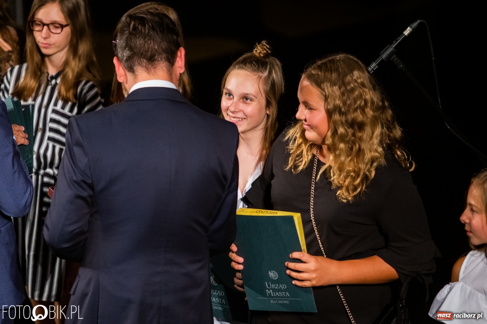 Zdjęcie w galerii na portalu naszraciborz.pl: Prymusi z Raciborza odebrali stypendia. Prezydent całował młode damy w dłoń [FOTO i WIDEO] wiadomości z regionu