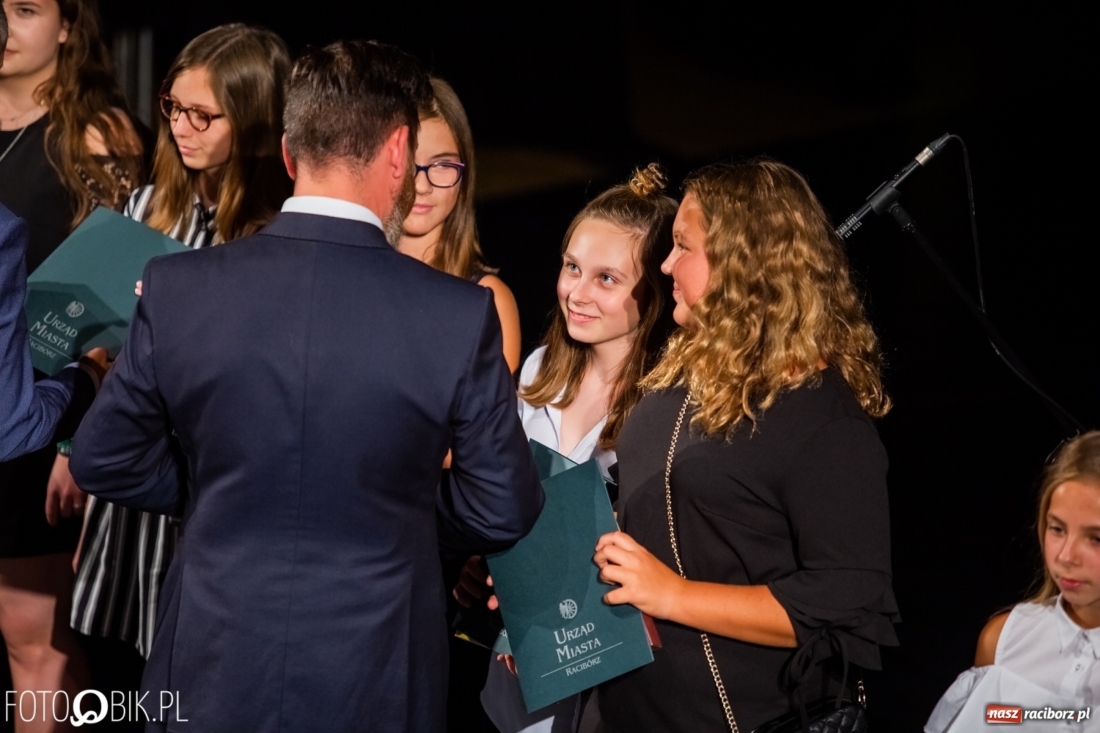 Zdjęcie w galerii na portalu naszraciborz.pl: Prymusi z Raciborza odebrali stypendia. Prezydent całował młode damy w dłoń [FOTO i WIDEO] wiadomości z regionu
