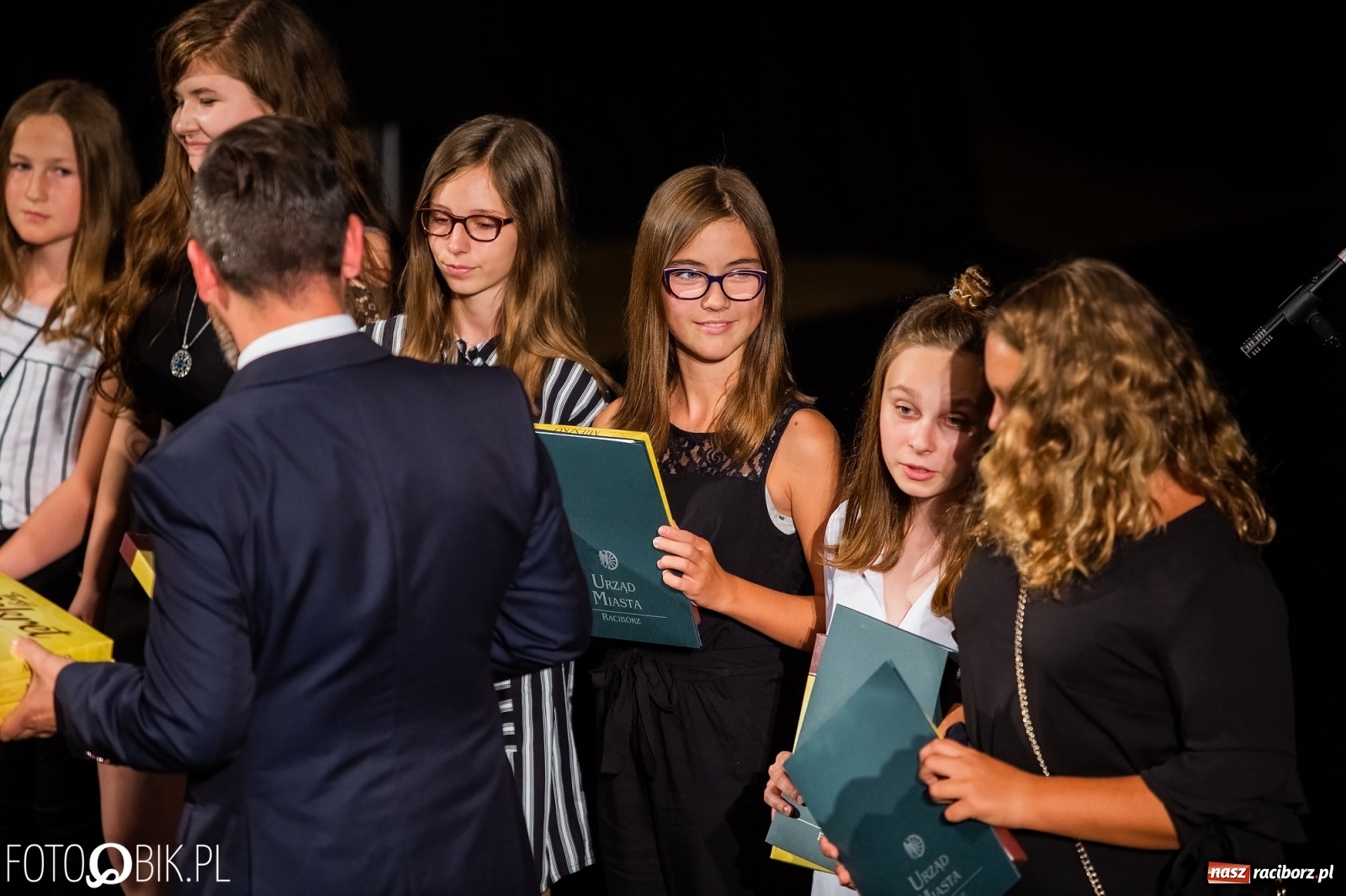 Zdjęcie w galerii na portalu naszraciborz.pl: Prymusi z Raciborza odebrali stypendia. Prezydent całował młode damy w dłoń [FOTO i WIDEO] wiadomości z regionu