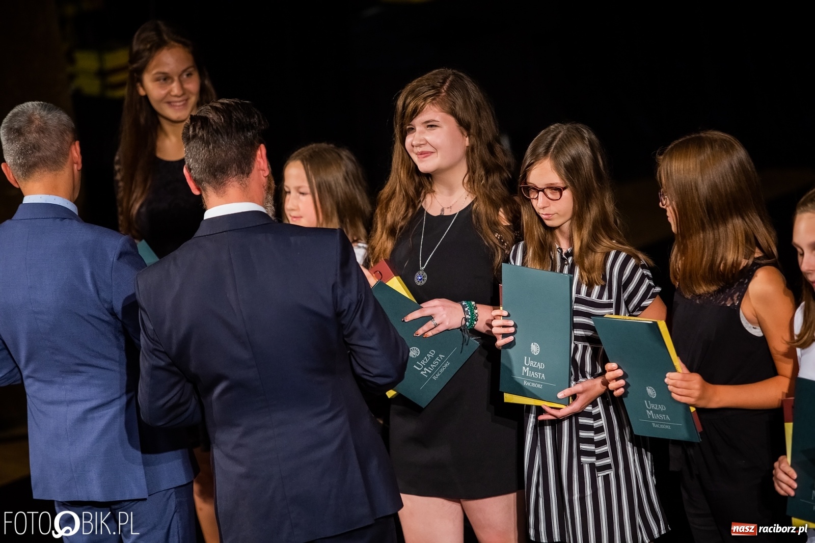 Zdjęcie w galerii na portalu naszraciborz.pl: Prymusi z Raciborza odebrali stypendia. Prezydent całował młode damy w dłoń [FOTO i WIDEO] wiadomości z regionu