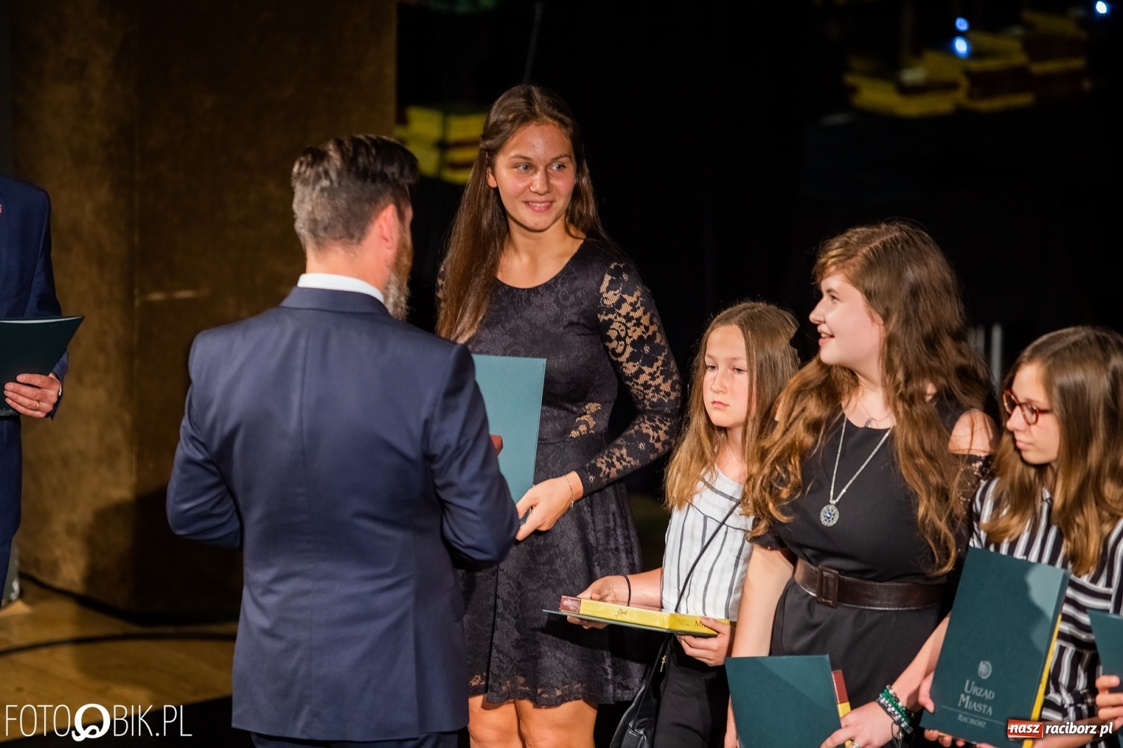 Zdjęcie w galerii na portalu naszraciborz.pl: Prymusi z Raciborza odebrali stypendia. Prezydent całował młode damy w dłoń [FOTO i WIDEO] wiadomości z regionu