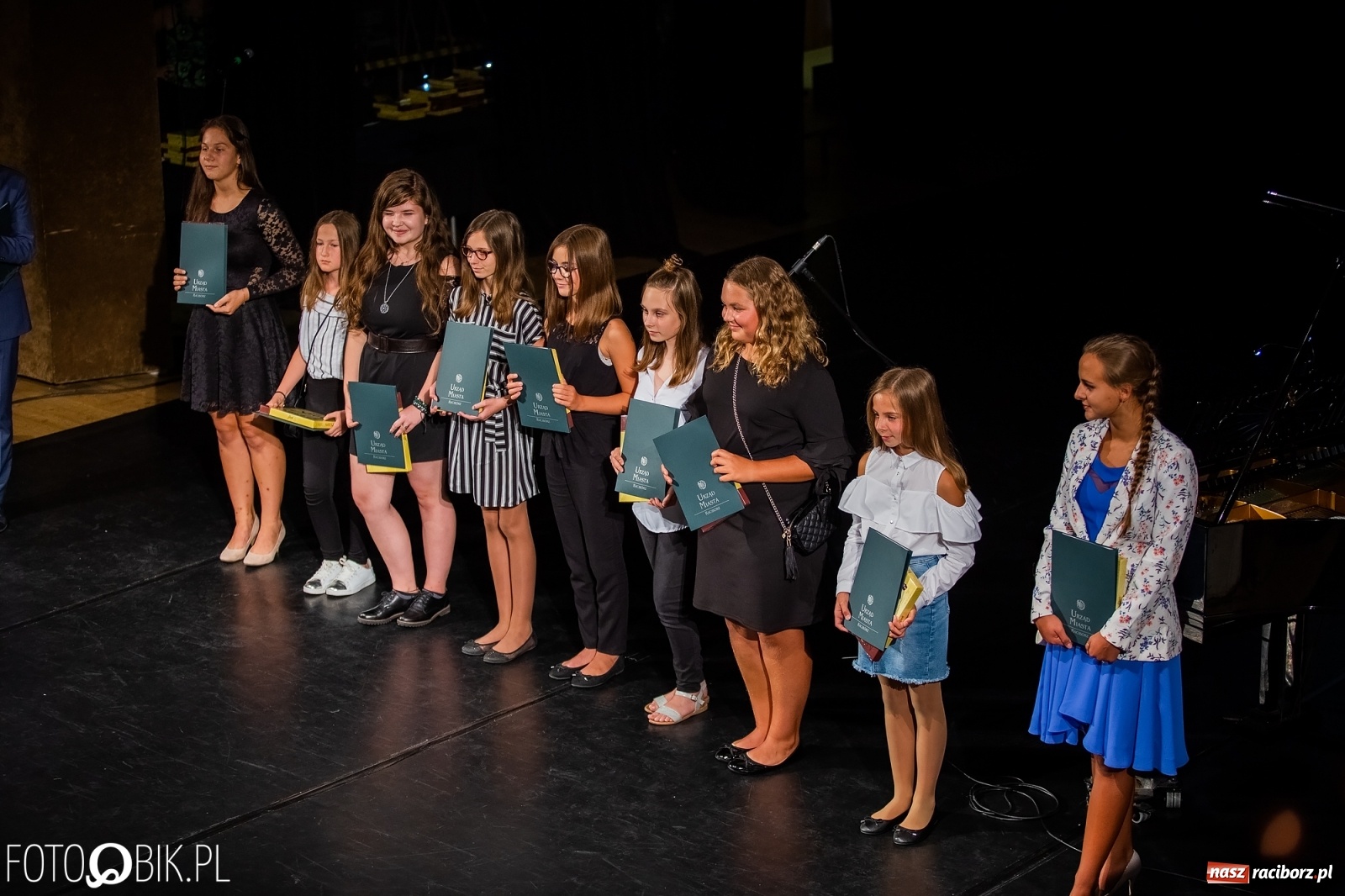 Zdjęcie w galerii na portalu naszraciborz.pl: Prymusi z Raciborza odebrali stypendia. Prezydent całował młode damy w dłoń [FOTO i WIDEO] wiadomości z regionu