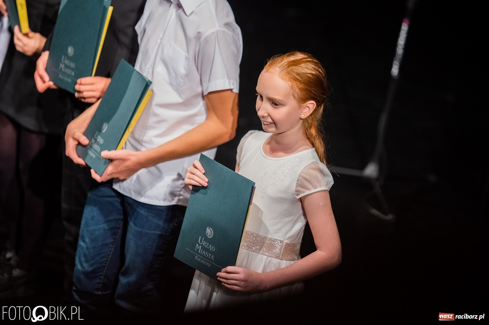 Zdjęcie w galerii na portalu naszraciborz.pl: Prymusi z Raciborza odebrali stypendia. Prezydent całował młode damy w dłoń [FOTO i WIDEO] wiadomości z regionu