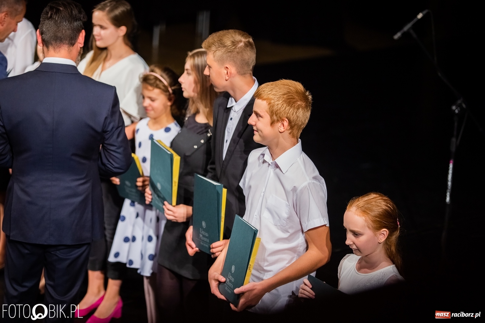 Zdjęcie w galerii na portalu naszraciborz.pl: Prymusi z Raciborza odebrali stypendia. Prezydent całował młode damy w dłoń [FOTO i WIDEO] wiadomości z regionu
