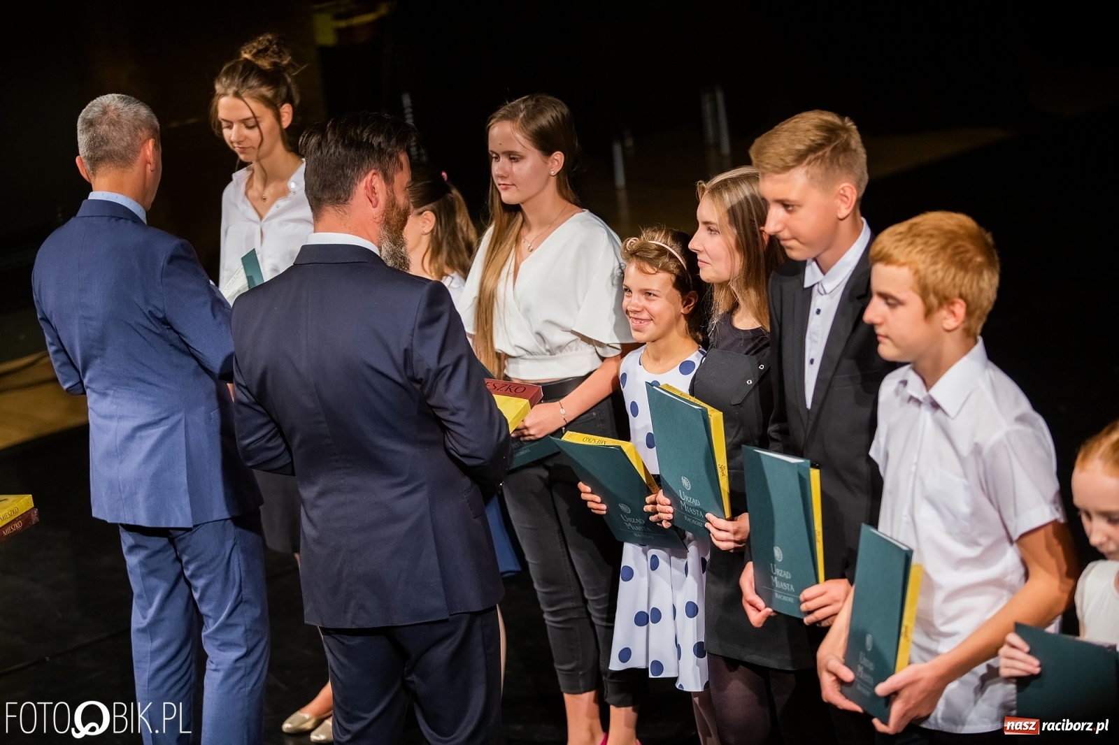 Zdjęcie w galerii na portalu naszraciborz.pl: Prymusi z Raciborza odebrali stypendia. Prezydent całował młode damy w dłoń [FOTO i WIDEO] wiadomości z regionu