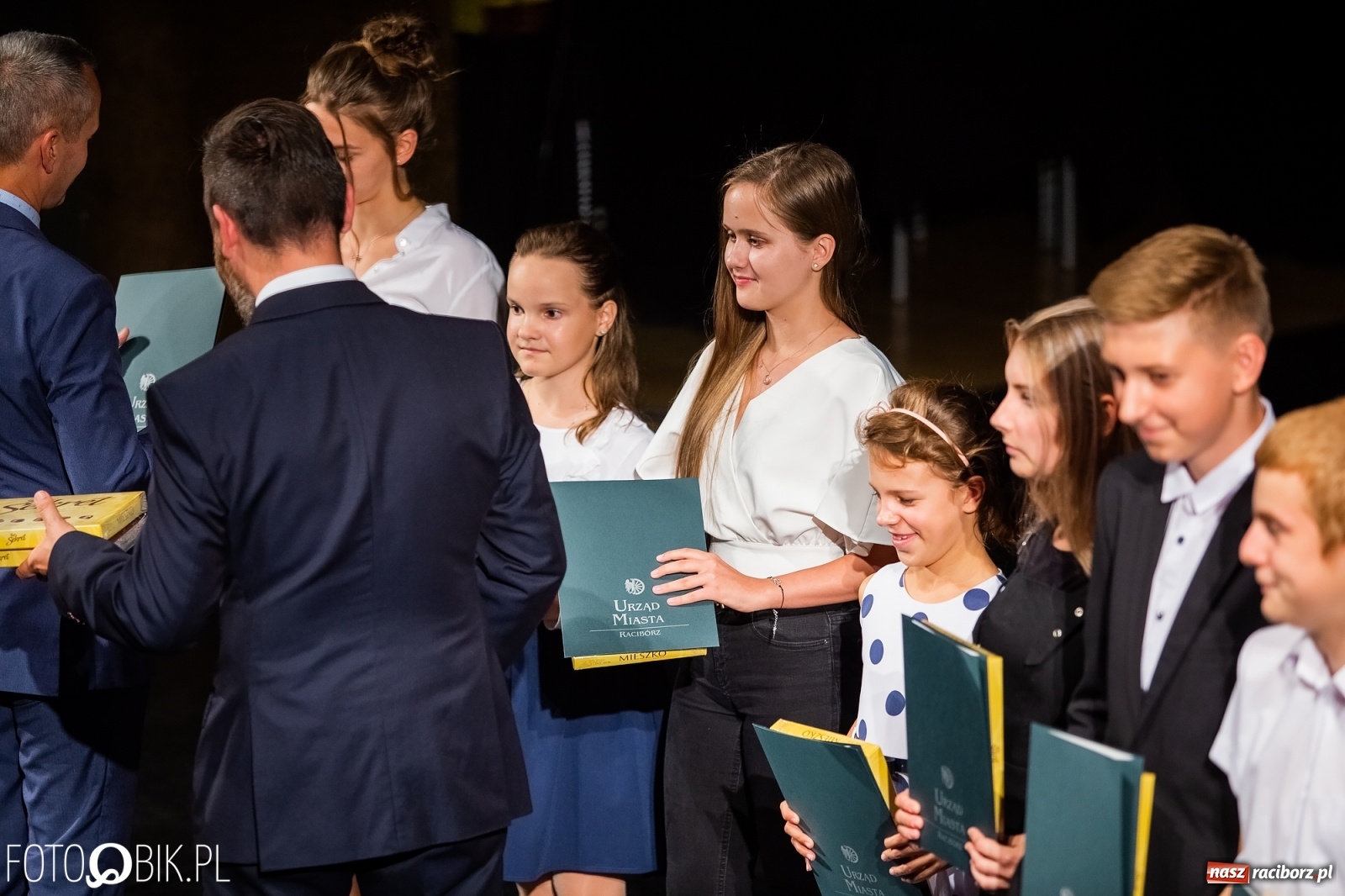 Zdjęcie w galerii na portalu naszraciborz.pl: Prymusi z Raciborza odebrali stypendia. Prezydent całował młode damy w dłoń [FOTO i WIDEO] wiadomości z regionu