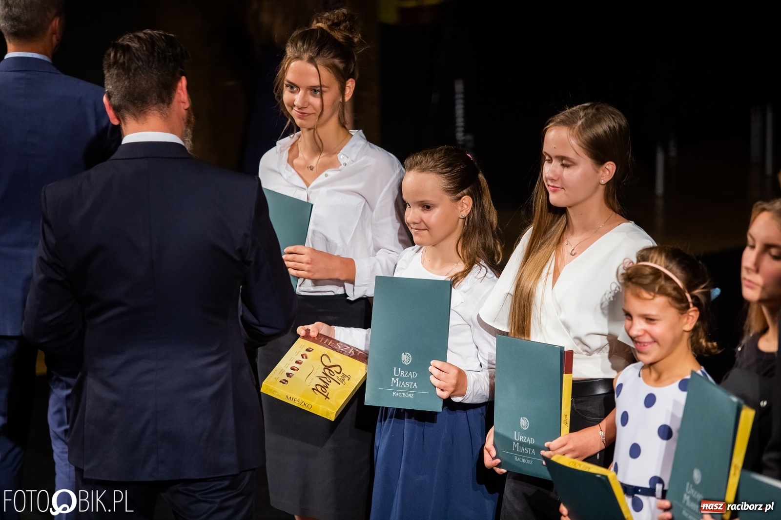 Zdjęcie w galerii na portalu naszraciborz.pl: Prymusi z Raciborza odebrali stypendia. Prezydent całował młode damy w dłoń [FOTO i WIDEO] wiadomości z regionu
