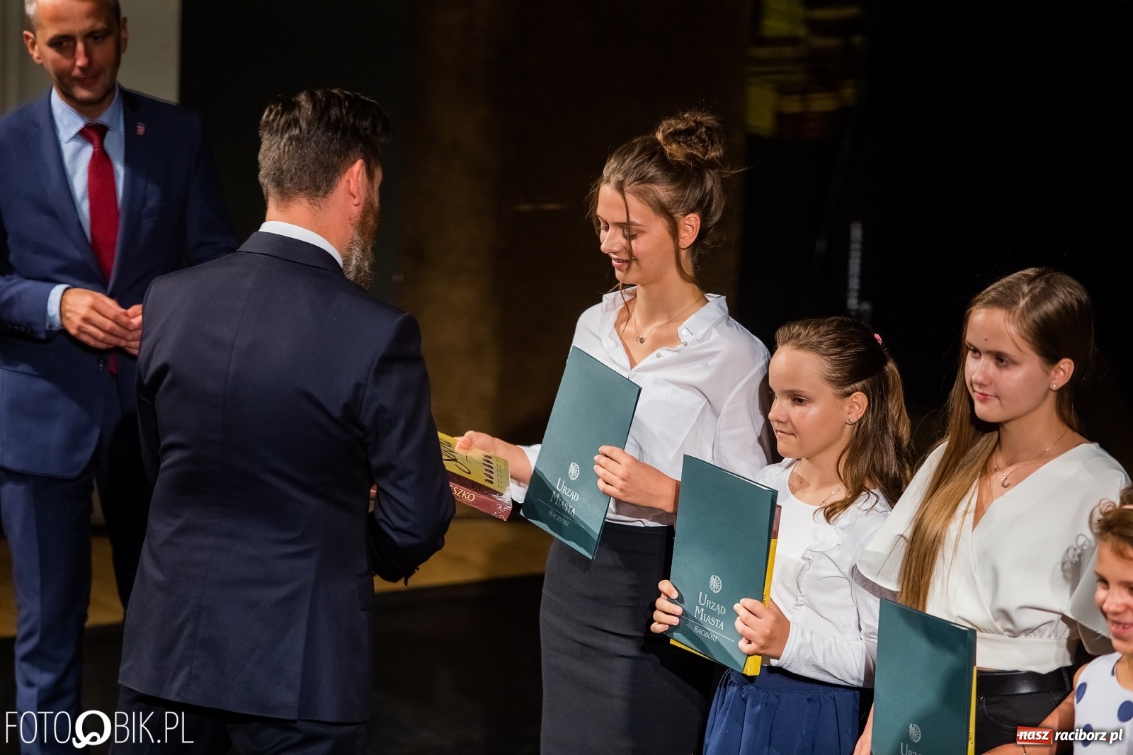 Zdjęcie w galerii na portalu naszraciborz.pl: Prymusi z Raciborza odebrali stypendia. Prezydent całował młode damy w dłoń [FOTO i WIDEO] wiadomości z regionu