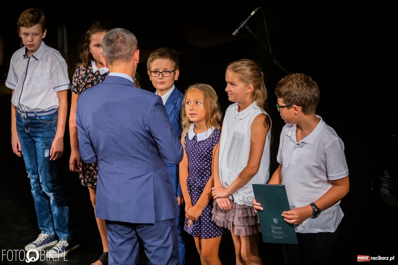Zdjęcie w galerii na portalu naszraciborz.pl: Prymusi z Raciborza odebrali stypendia. Prezydent całował młode damy w dłoń [FOTO i WIDEO] wiadomości z regionu