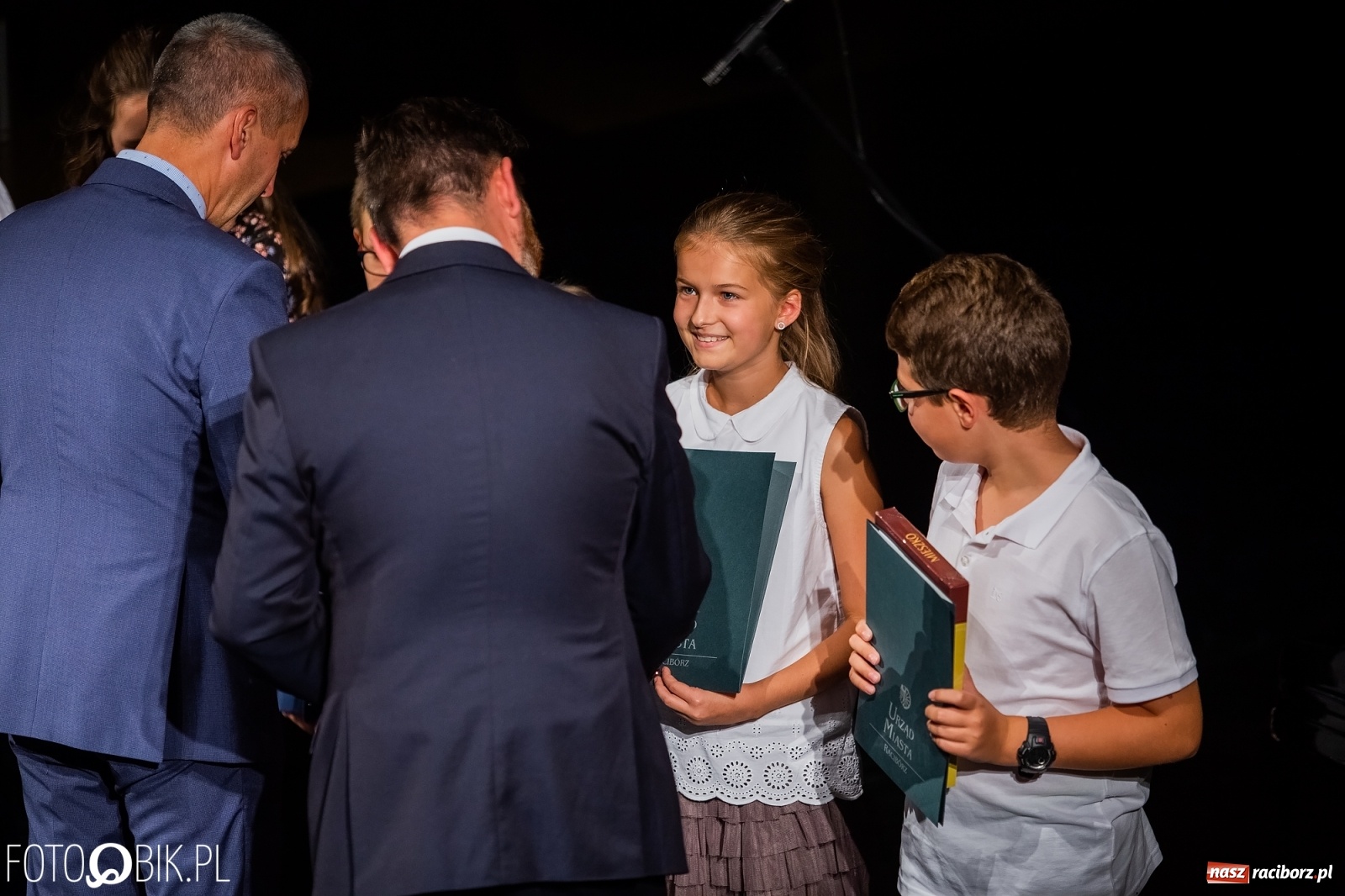 Zdjęcie w galerii na portalu naszraciborz.pl: Prymusi z Raciborza odebrali stypendia. Prezydent całował młode damy w dłoń [FOTO i WIDEO] wiadomości z regionu
