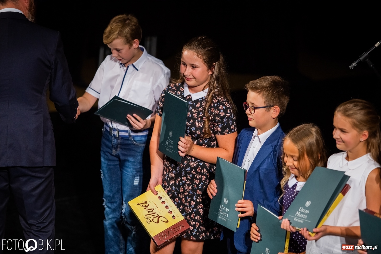 Zdjęcie w galerii na portalu naszraciborz.pl: Prymusi z Raciborza odebrali stypendia. Prezydent całował młode damy w dłoń [FOTO i WIDEO] wiadomości z regionu