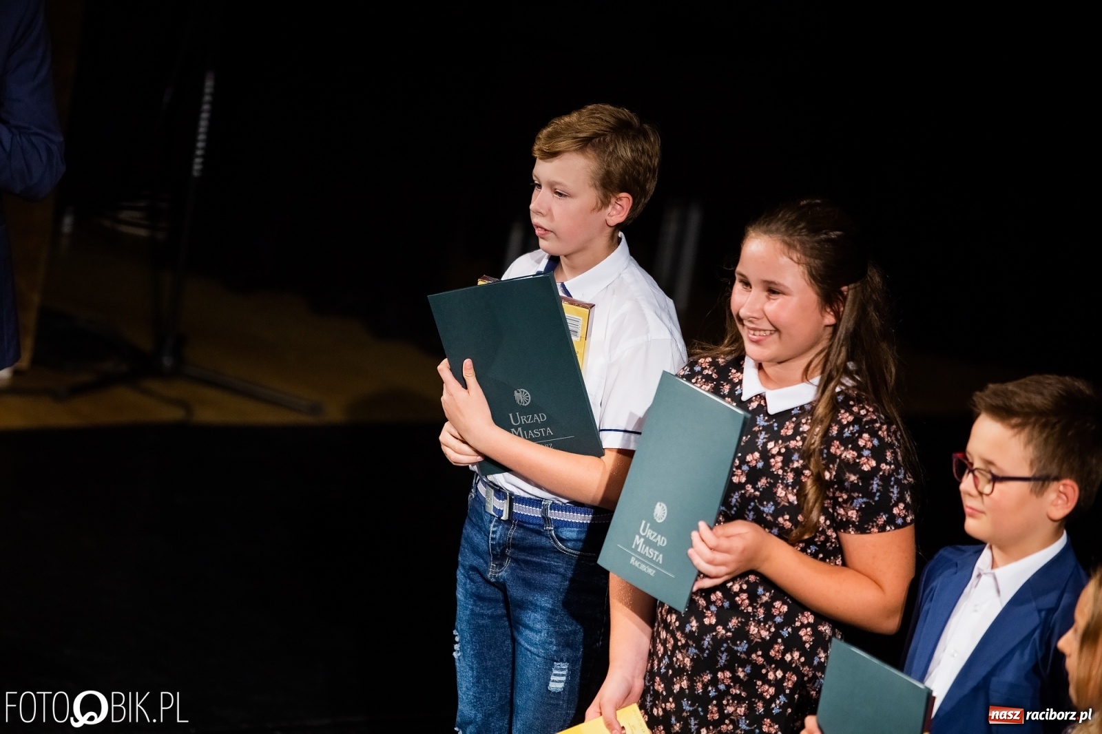 Zdjęcie w galerii na portalu naszraciborz.pl: Prymusi z Raciborza odebrali stypendia. Prezydent całował młode damy w dłoń [FOTO i WIDEO] wiadomości z regionu