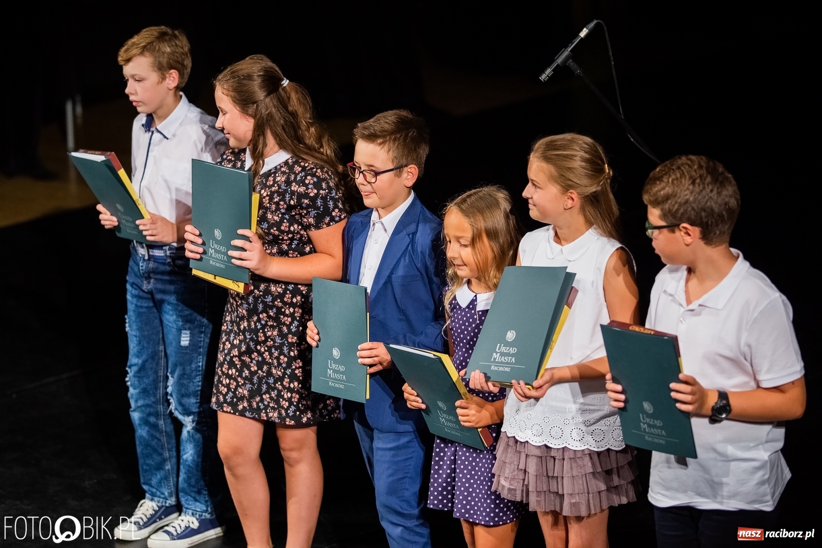 Zdjęcie w galerii na portalu naszraciborz.pl: Prymusi z Raciborza odebrali stypendia. Prezydent całował młode damy w dłoń [FOTO i WIDEO] wiadomości z regionu
