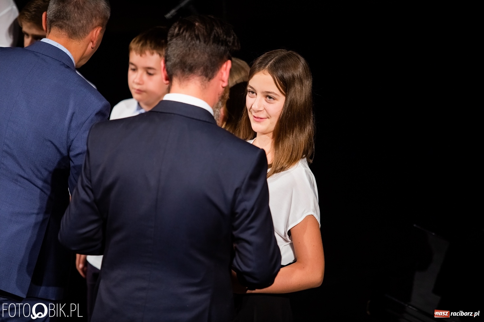 Zdjęcie w galerii na portalu naszraciborz.pl: Prymusi z Raciborza odebrali stypendia. Prezydent całował młode damy w dłoń [FOTO i WIDEO] wiadomości z regionu