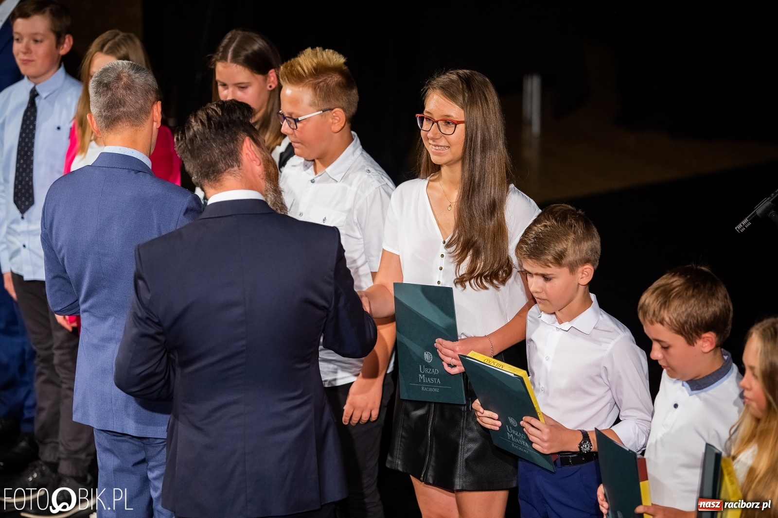 Zdjęcie w galerii na portalu naszraciborz.pl: Prymusi z Raciborza odebrali stypendia. Prezydent całował młode damy w dłoń [FOTO i WIDEO] wiadomości z regionu