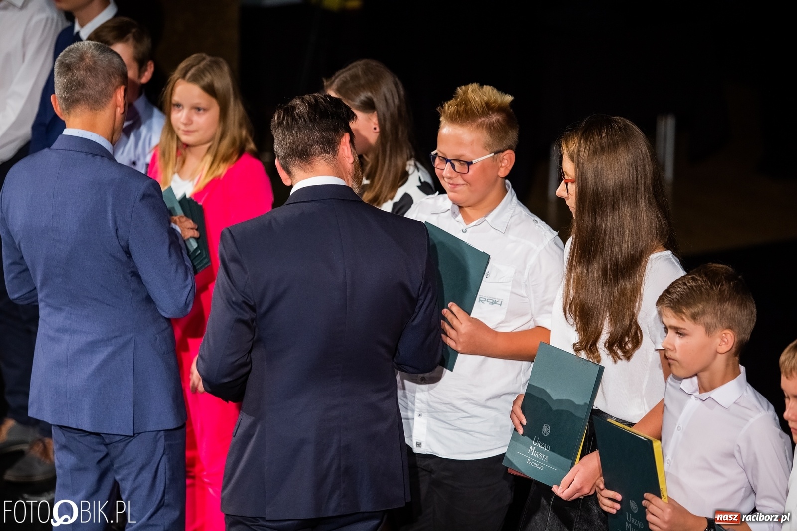 Zdjęcie w galerii na portalu naszraciborz.pl: Prymusi z Raciborza odebrali stypendia. Prezydent całował młode damy w dłoń [FOTO i WIDEO] wiadomości z regionu