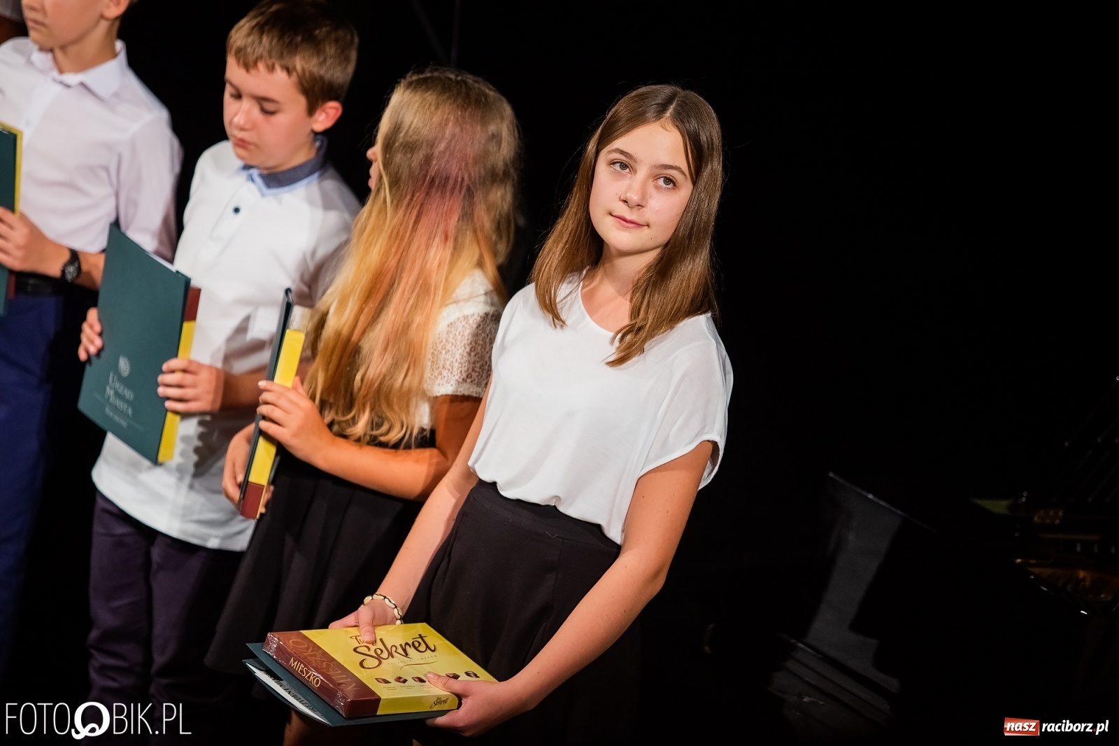Zdjęcie w galerii na portalu naszraciborz.pl: Prymusi z Raciborza odebrali stypendia. Prezydent całował młode damy w dłoń [FOTO i WIDEO] wiadomości z regionu